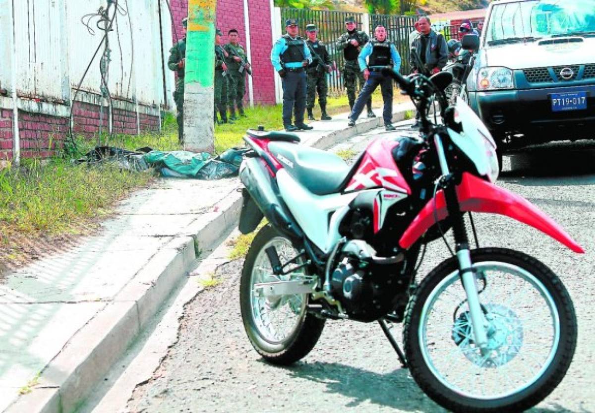 Una joven pareja muere al impactar contra un poste en colonia Godoy de la capital