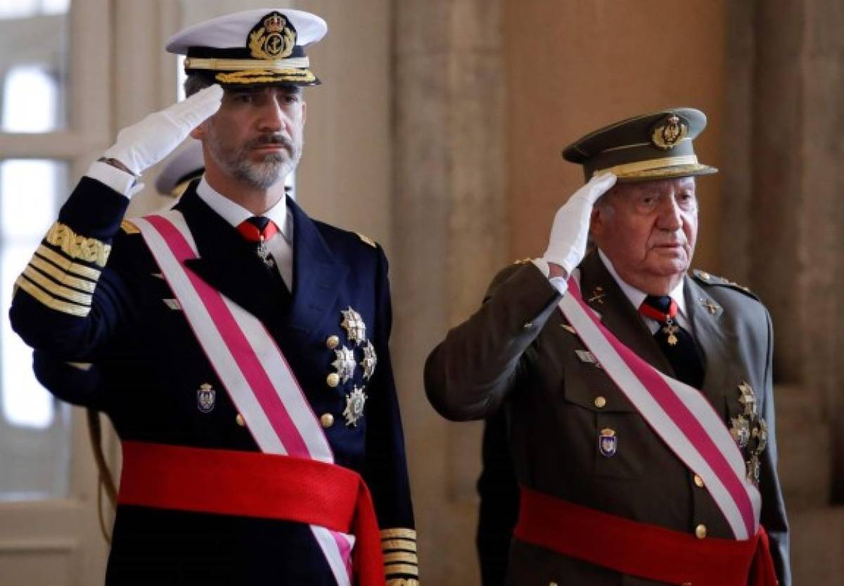 Rey de España renuncia a recibir herencia de su padre Juan Carlos y le retira asignación