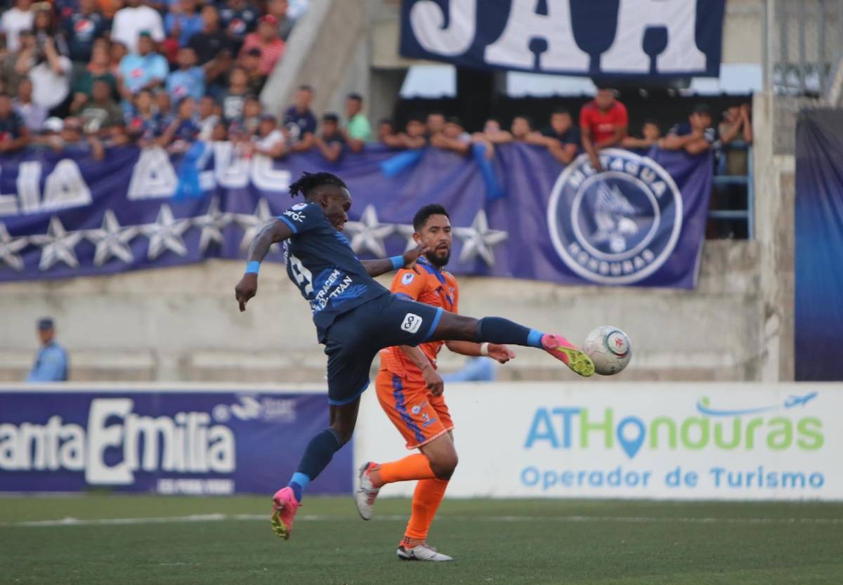 Auzmendi anota un doblete y Motagua gana 2-0 a Lobos UPNFM