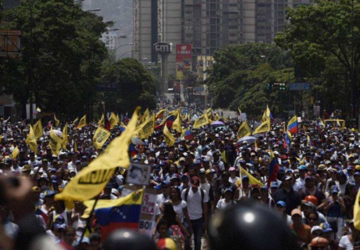 Oposición y chavismo se miden en megamarchas bajo alta tensión en Venezuela