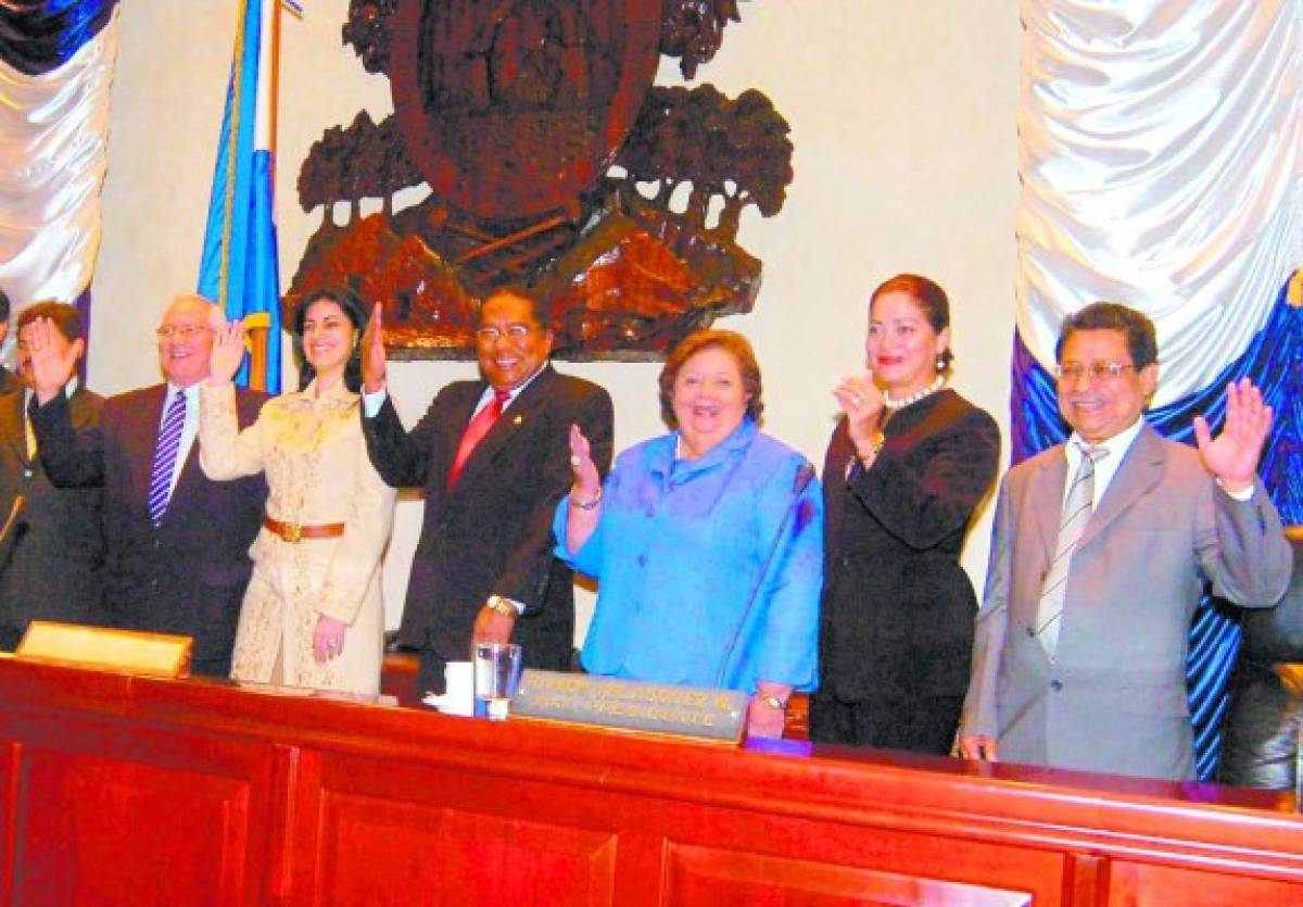 El legislador que hoy se dedica a curar sus pacientes con técnicas de acupuntura