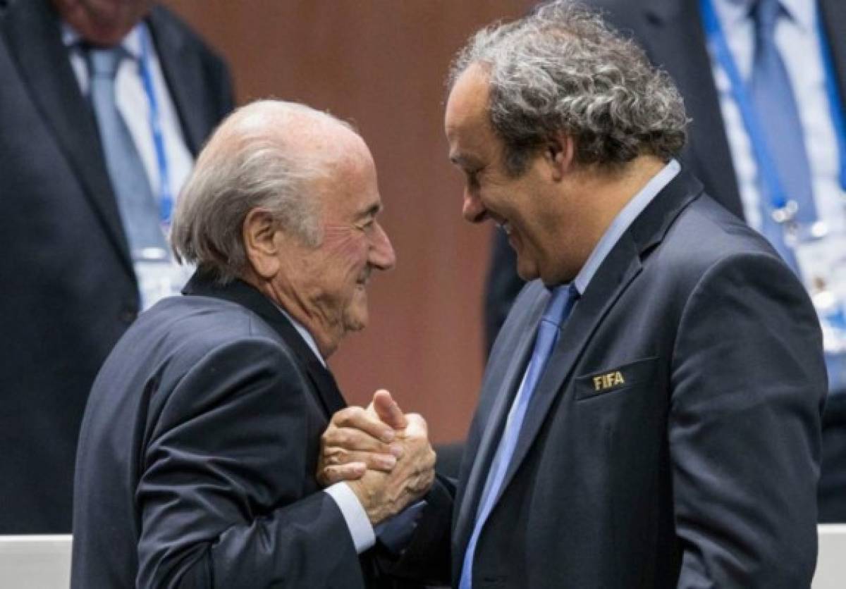 Blatter y Platini, suspendidos ocho años por la FIFA  