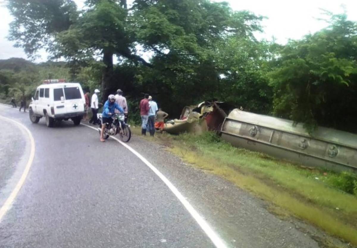 Cisterna de combustible y pickup colisionan por esquivar baches en carretera a Guasaule