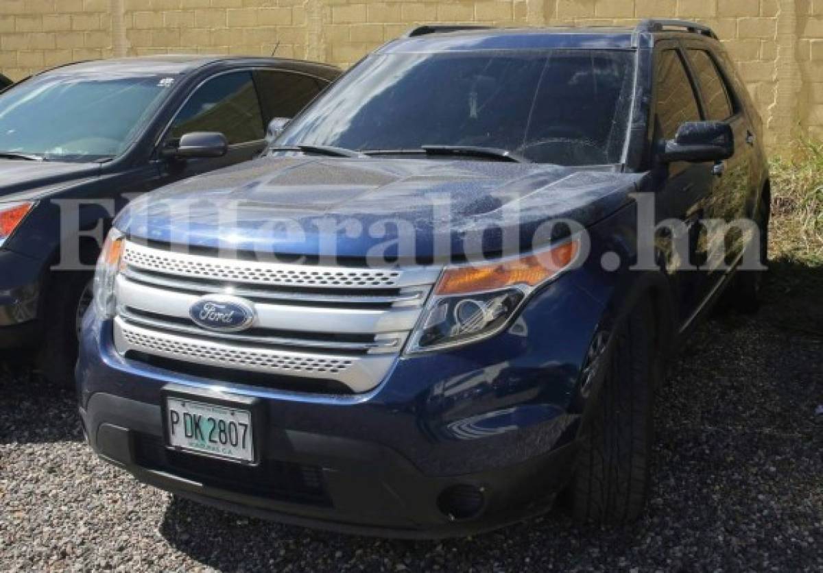 La camioneta en la que se transportaban los escoltas del pastor Machado recibió varios impactos de bala y está en la DPI, foto: Mario Urrutia / EL HERALDO.