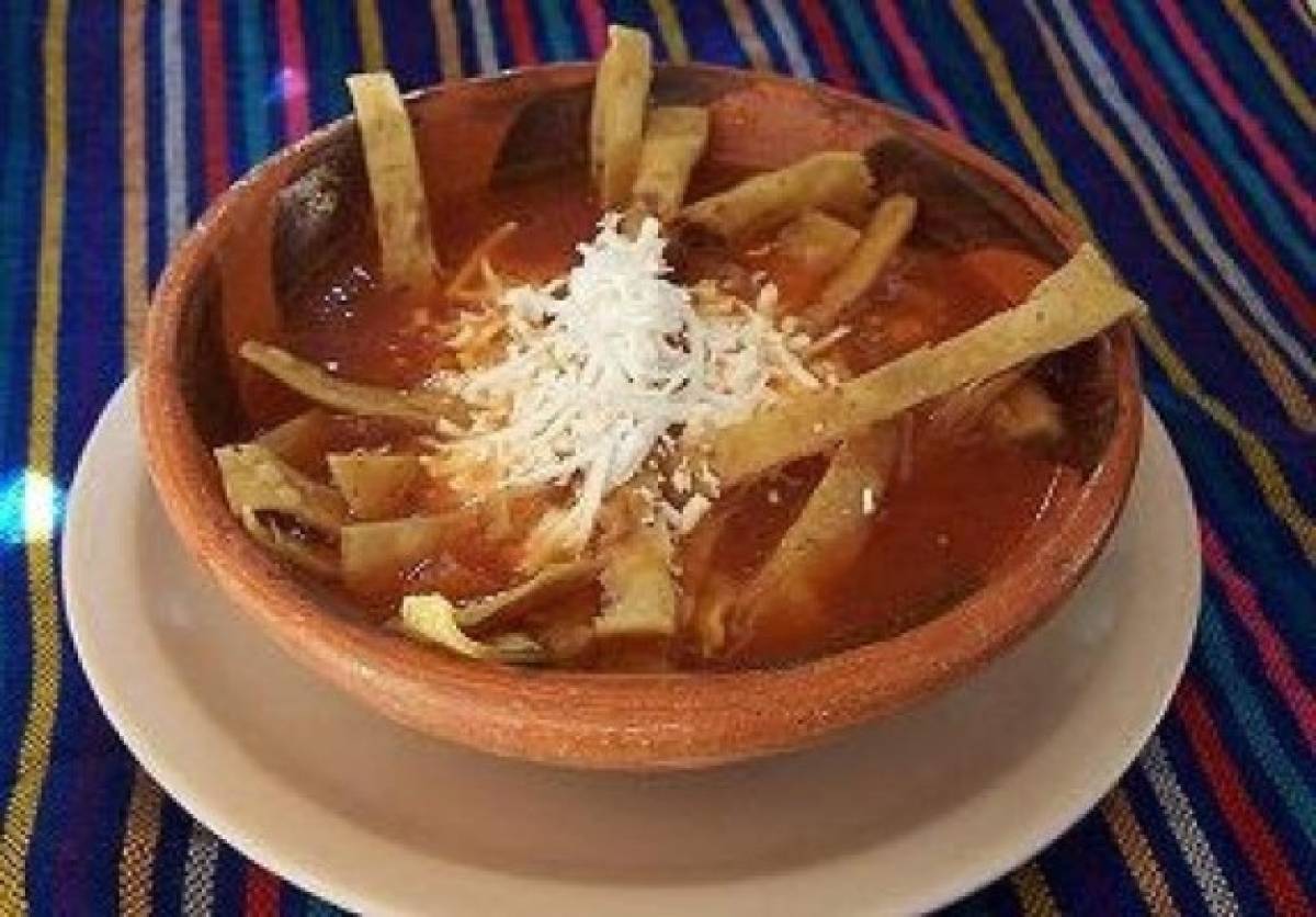 Una deliciosa sopa de tortilla en solo tres pasos