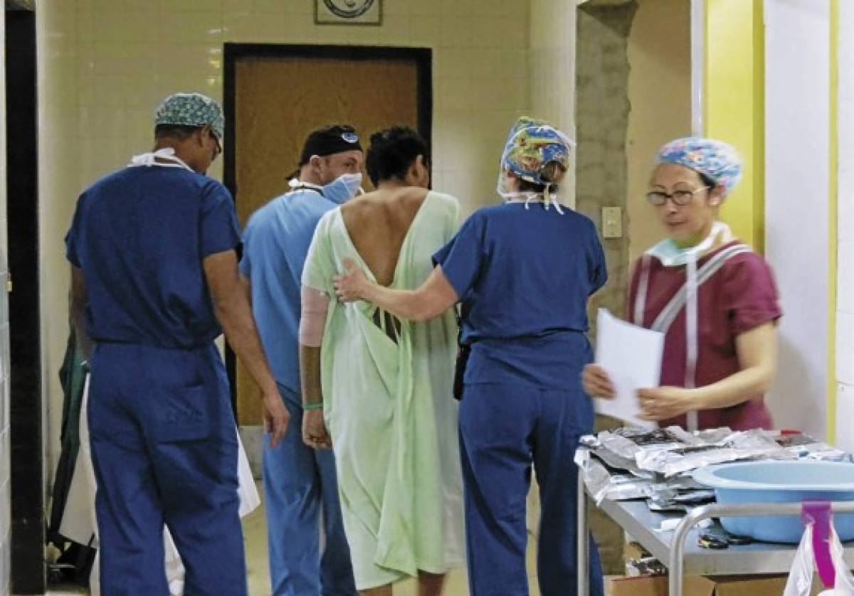 Pacientes con fracturas son operados por médicos extranjeros