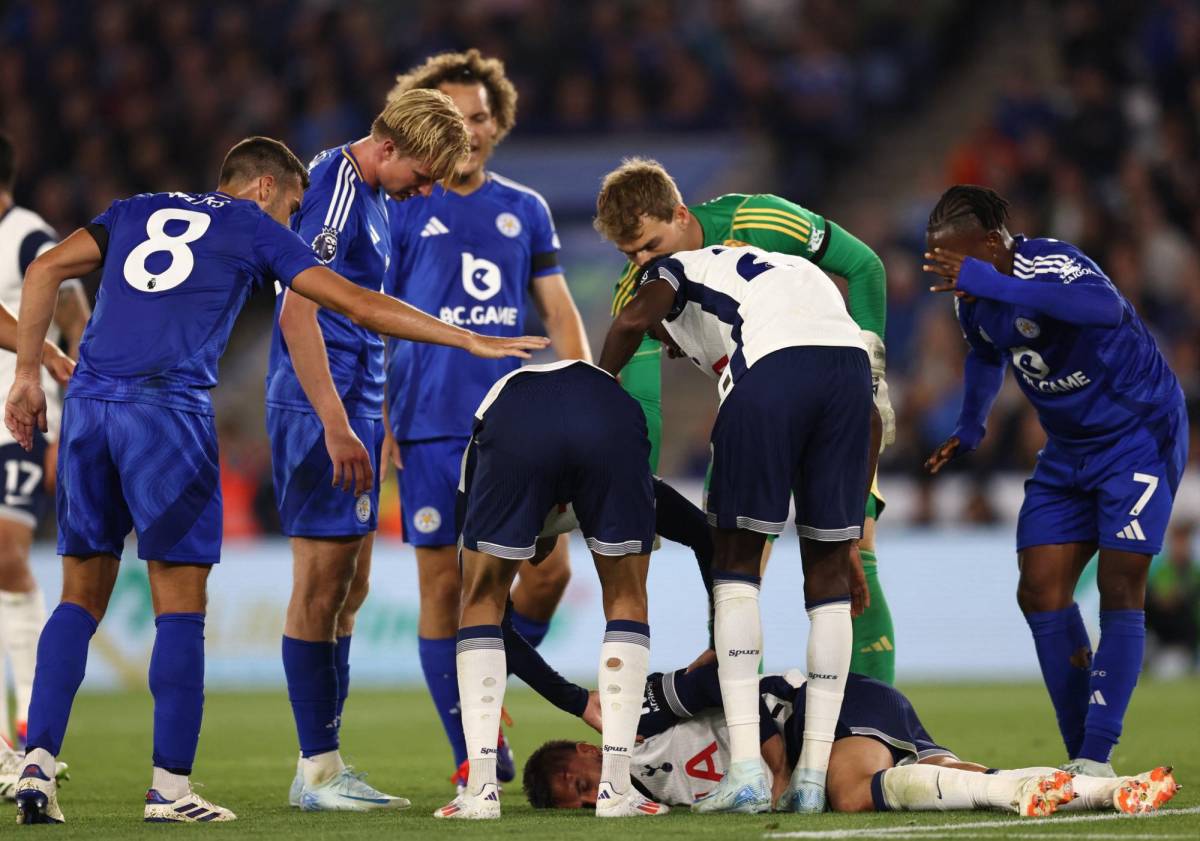 Fuertes imágenes: Jugador de la Premier League sufrió duro golpe en la cabeza