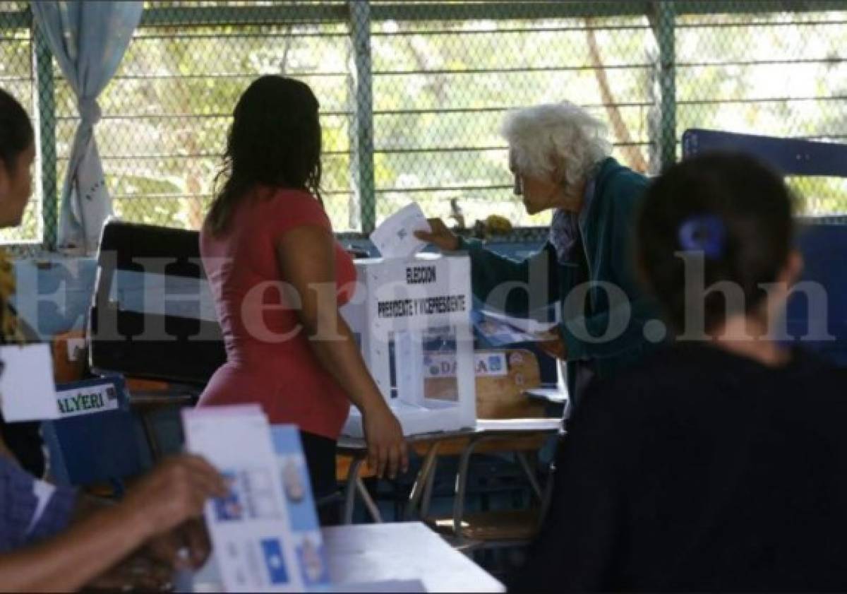 Abuelitos hondureños ejercen su derecho a votar