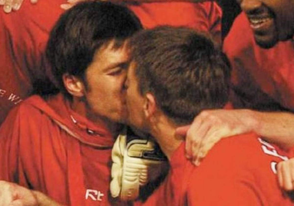 Los 15 besos más polémicos del fútbol