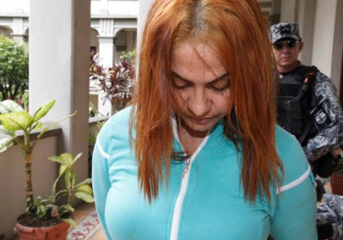 Su cabello pasó de negro a rubio y más recientemente lleva un color rojizo en su cabellera. Fotos cortesía Twitter Policía Nacional Civil de El Salvador