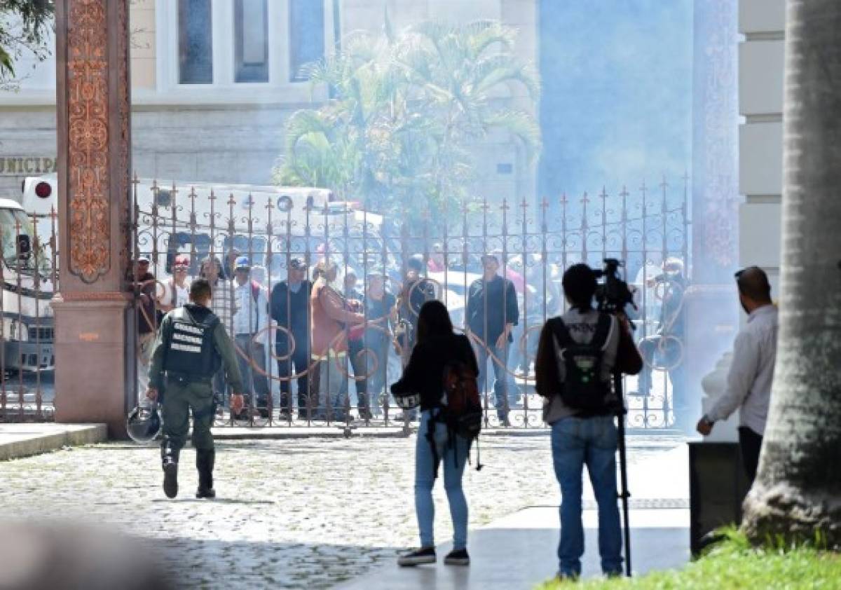 Colectivo chavista ingresa al parlamento venezolano y agrede a diputados opositores