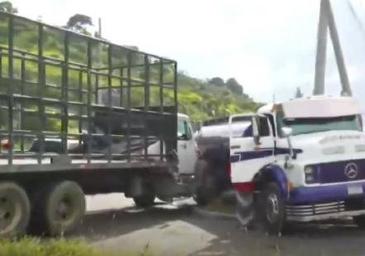 Los vehículos quedaron obstaculizando el acceso a la colonia Los Laureles por la zona del Anillo Periférico.