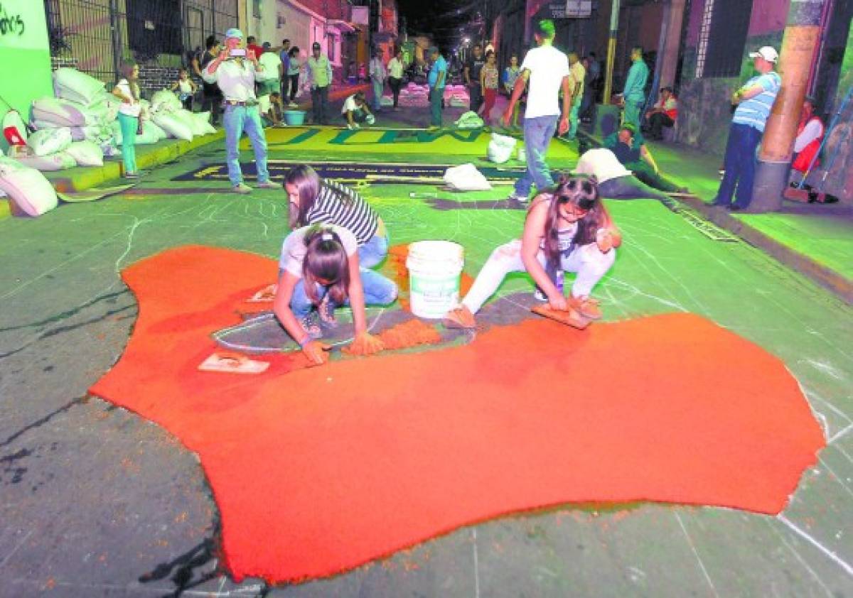 Recrean la pasión y muerte de Jesucristo en alfombras