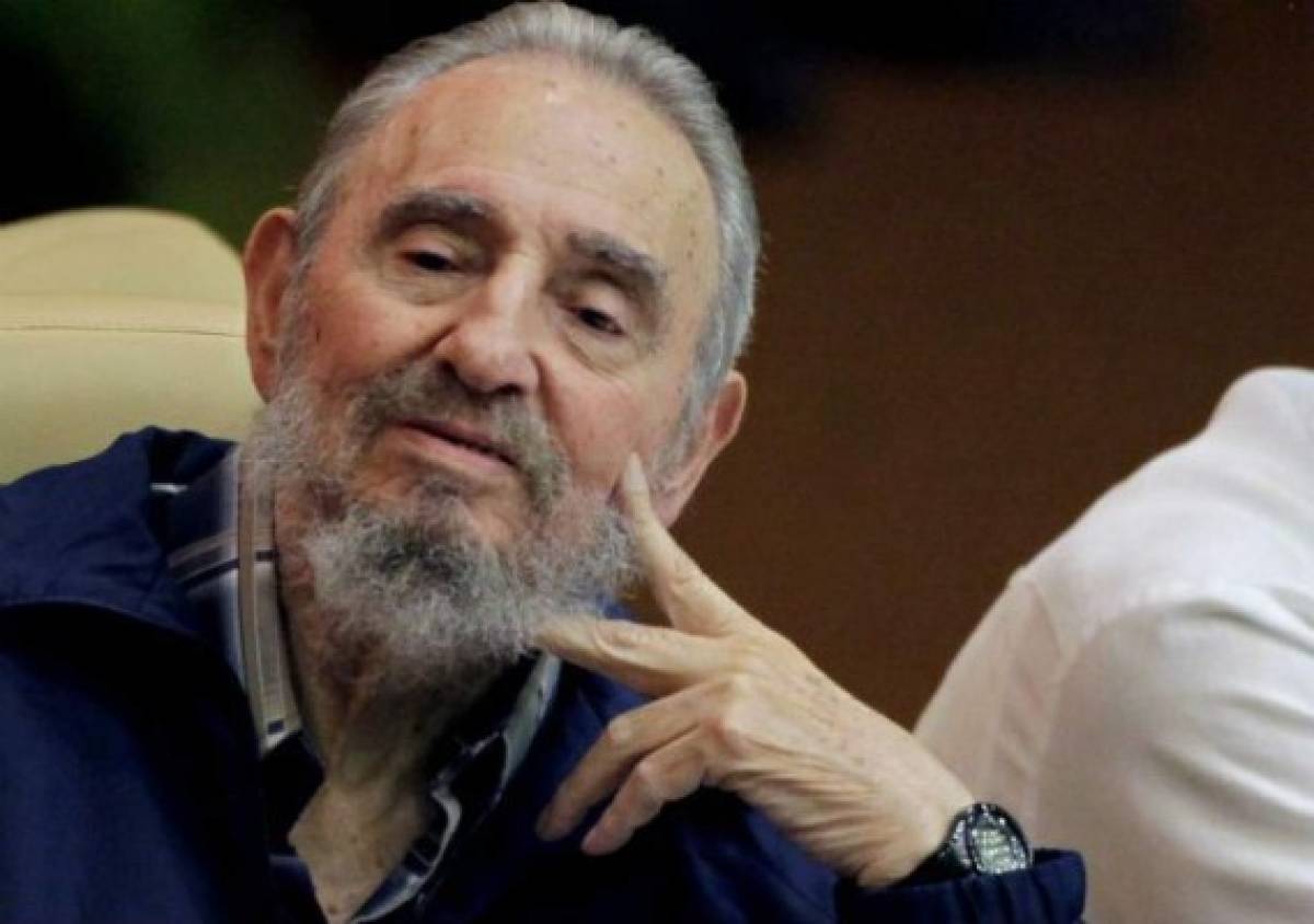 Fidel Castro elogia a médicos cubanos que combatirán el ébola