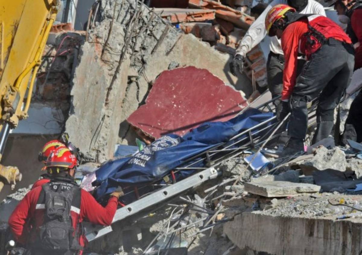 Asciende a 480 los muertos por sismo en Ecuador, 1,700 siguen desaparecidos