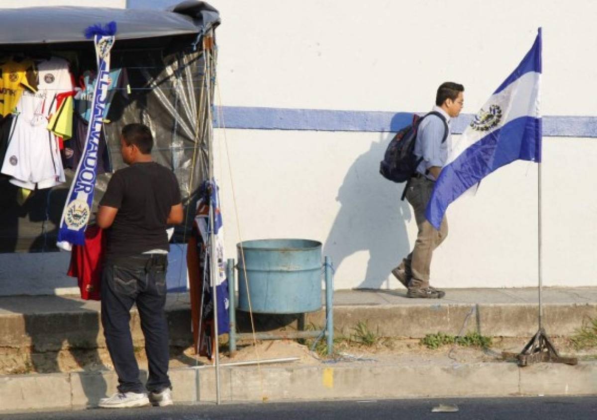 La bandera de Honduras flamea en San Salvador