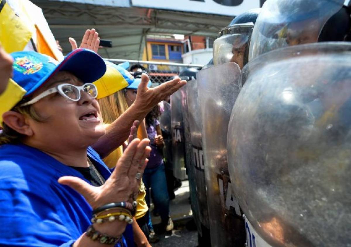 Oposición marcha en Venezuela para presionar por referendo contra Maduro 