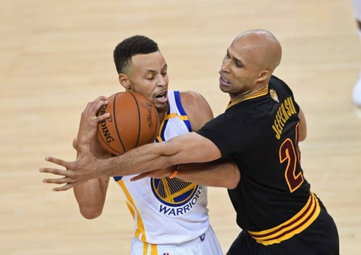 Warriors vencen a Cavaliers y se titulan campeones en la NBA por segunda vez en tres años