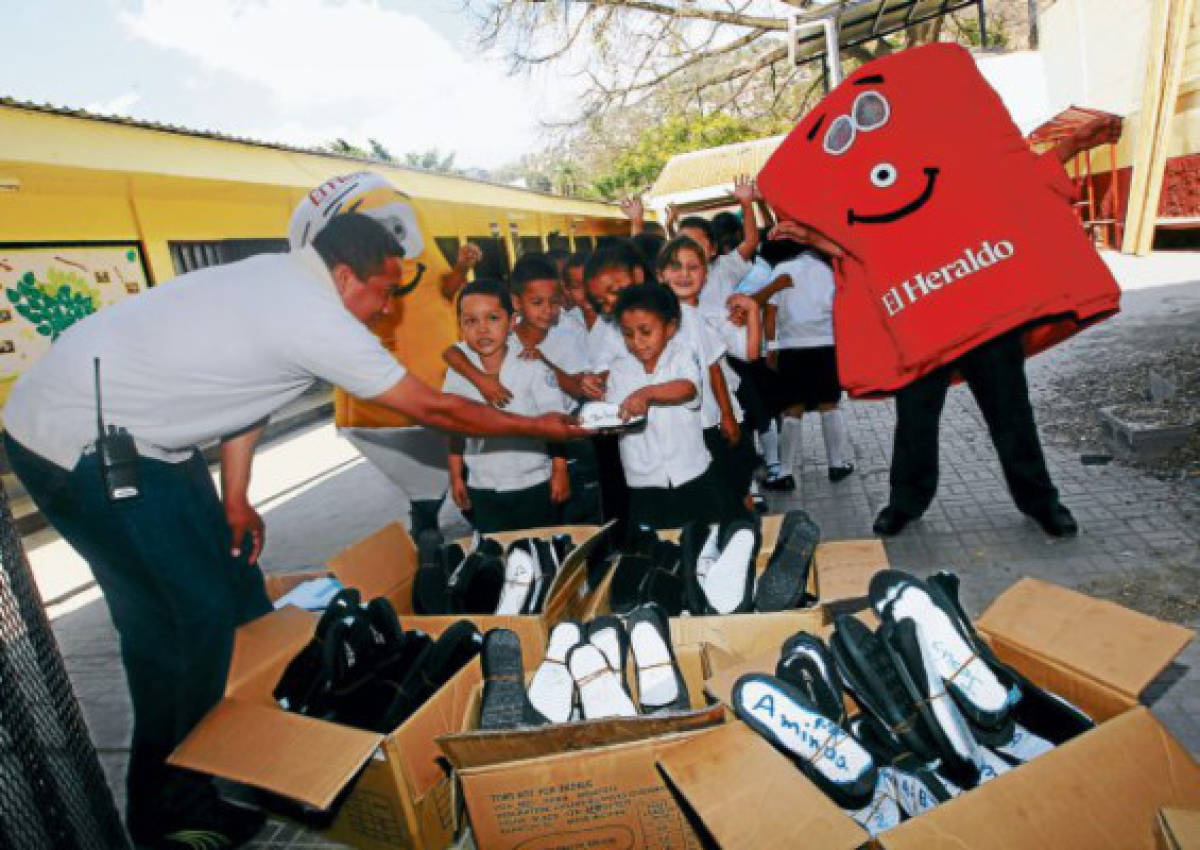 La caravana de zapatos lleg a la colonia Soto