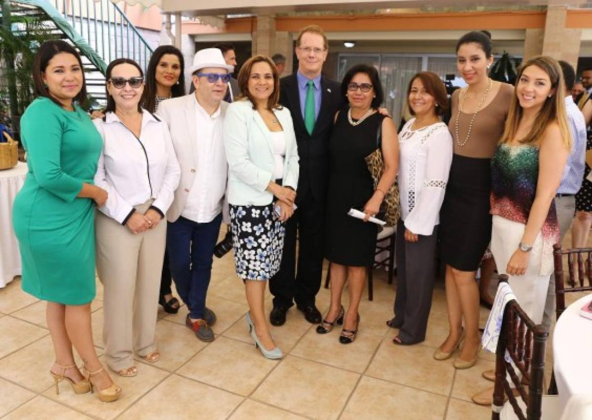 Desayuno para periodistas en casa del embajador estadounidense James Nealon