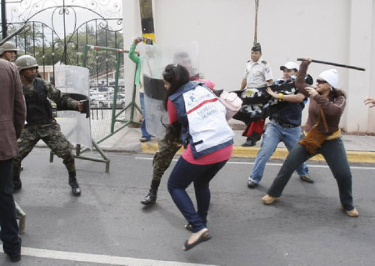 Violento desalojo y gases contra protesta de periodistas frente a Casa Presidencial