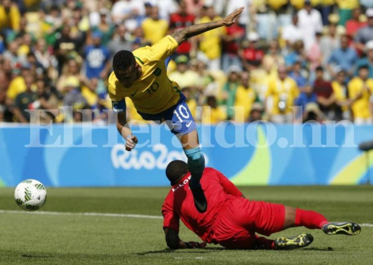 VIDEO: Un infantil error del hondureño Palacios provoca el 0-1 ante Brasil