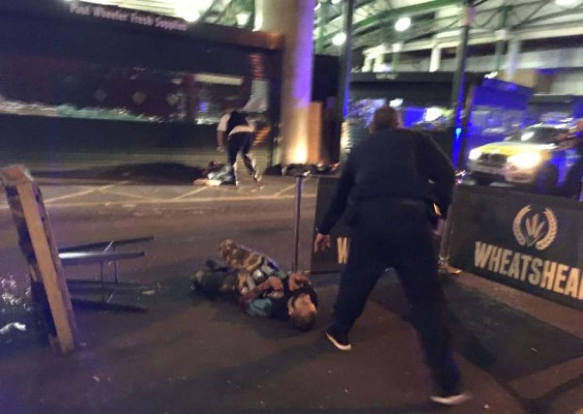 Al menos tres personas heridas se ven en esta imagen tras que un vehículo embistió a varias personas en el puente de Londres. (Foto: AFP/El Heraldo Honduras/ Noticias de Honduras)