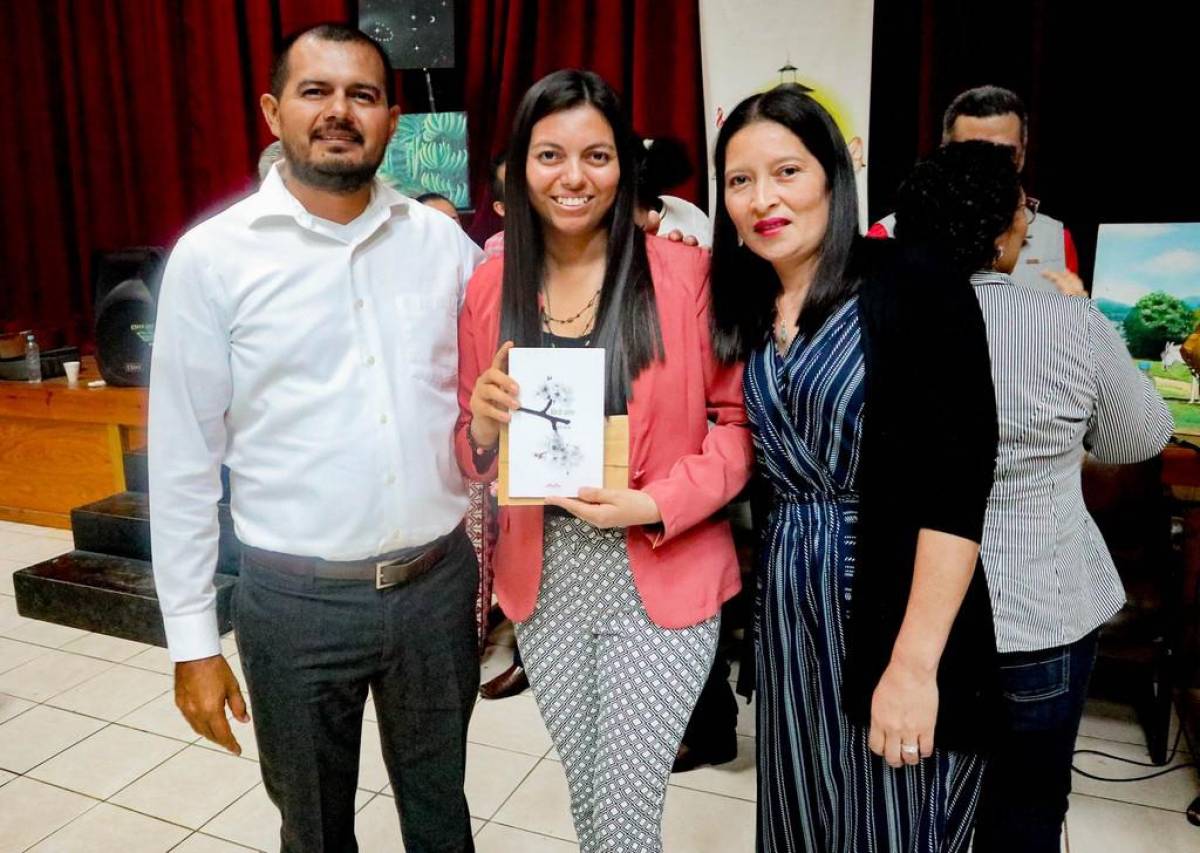 La poeta fue respaldada por miembros de su familia, quienes externaron felicidad al presenciar la publicación del libro Abril siete.