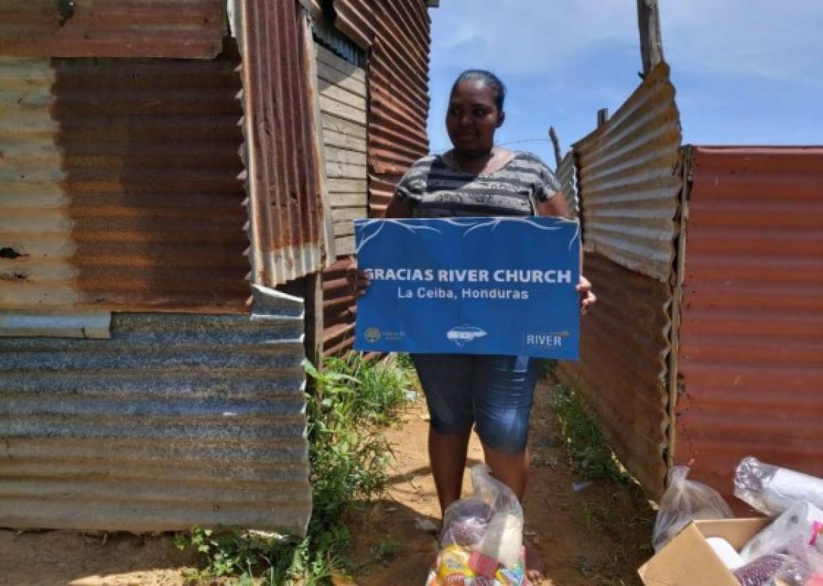 Familias del crematorio municipal reciben donativo de la iglesia de Dante Gebel  