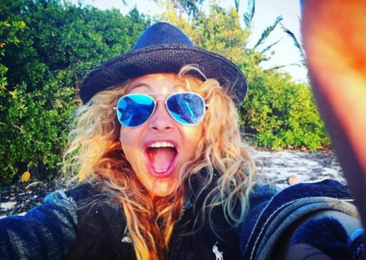 Paulina Rubio presenta a su segundo hijo por primera vez  