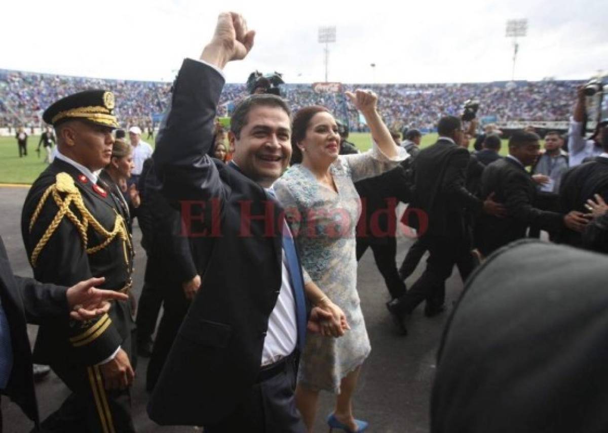 Ana García de Hernández deslumbra con elegante vestido durante toma de posesión