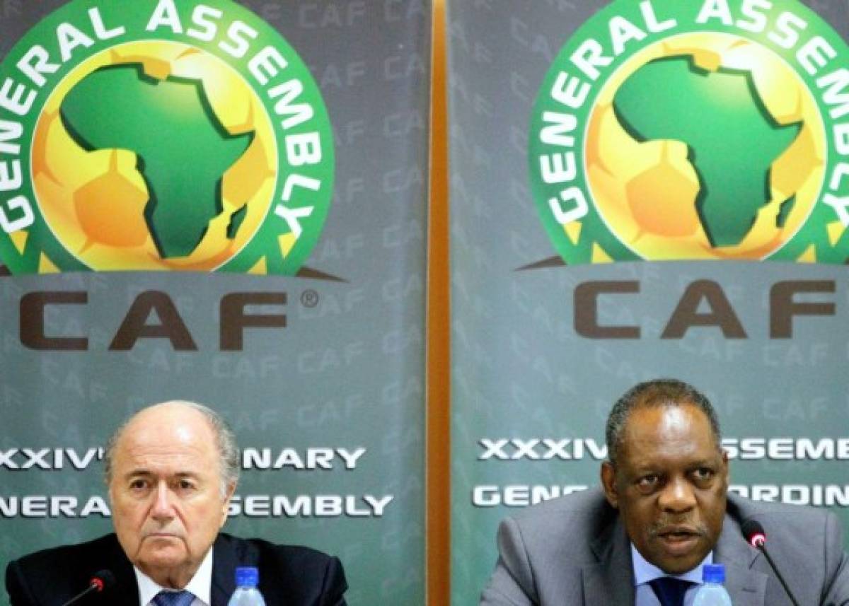 El presidente interino Issa Hayatou llega a la FIFA