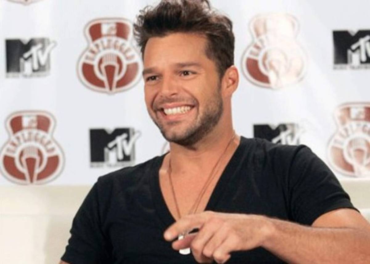  Ricky Martin cantó en versión homosexual