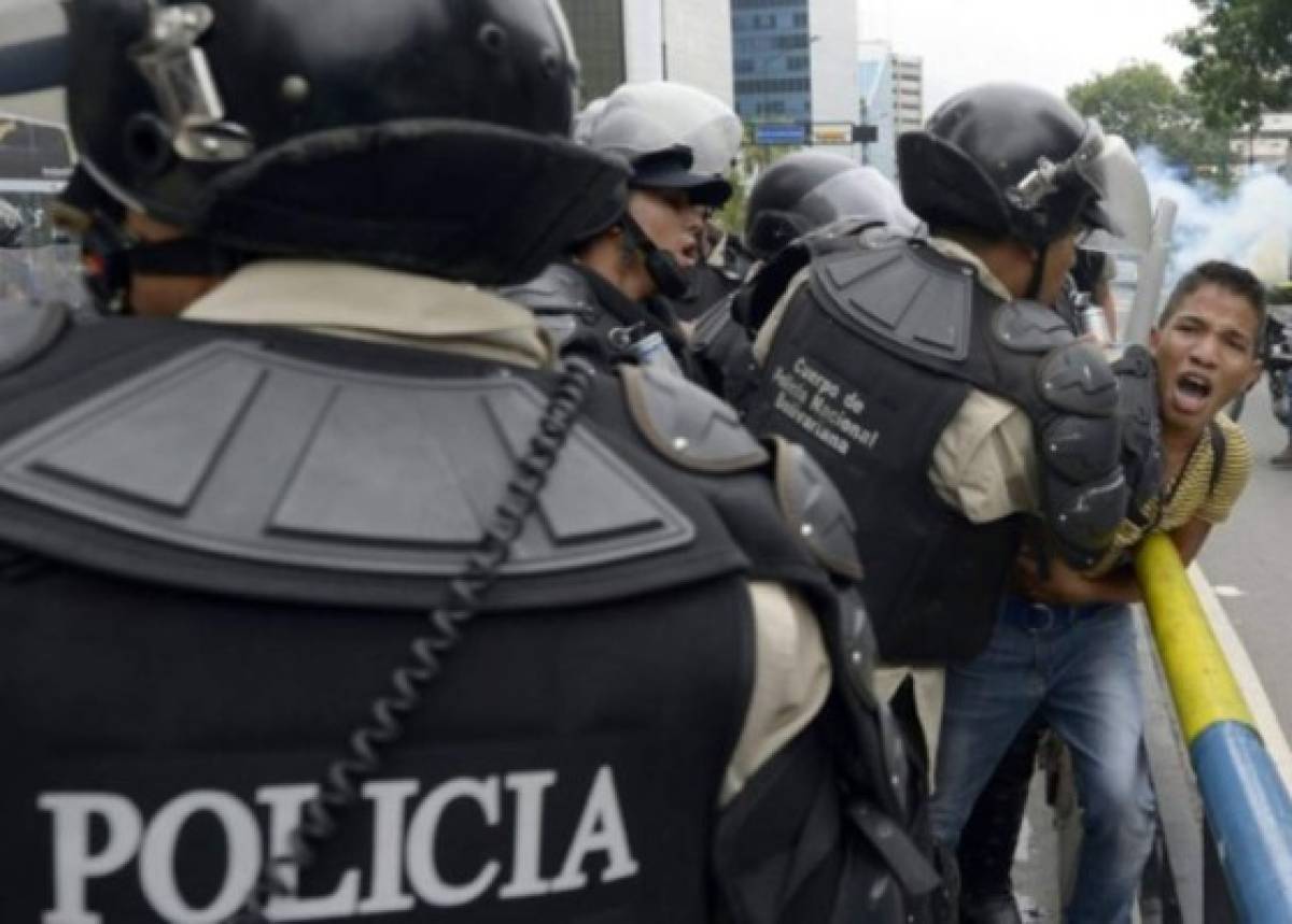 Ordenan arresto de jefe policial en Venezuela