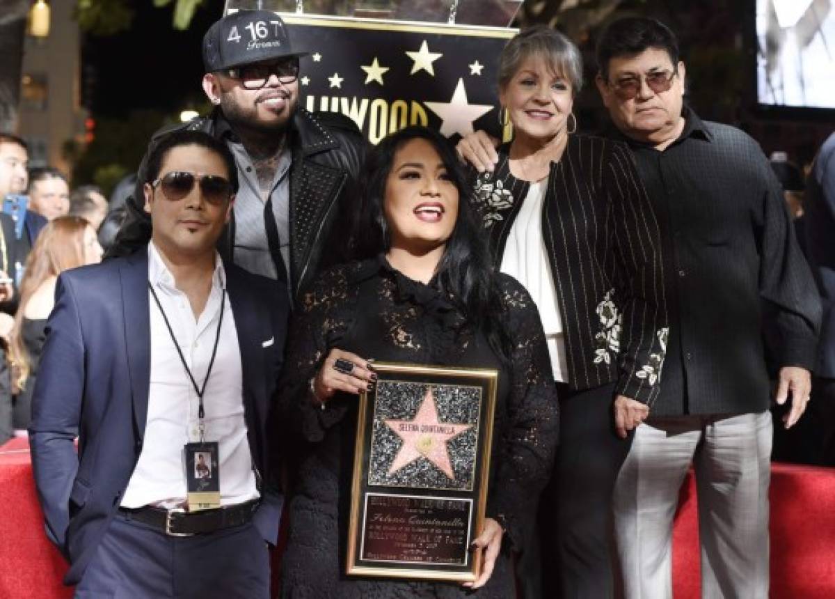 La fallecida cantante Selena Quintanilla recibe estrella en el Paseo de la Fama de Hollywood