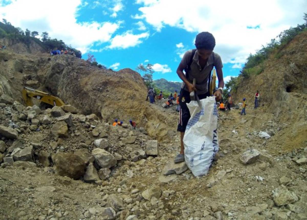 Los niños topo caen en la fiebre del oro en El Corpus, Choluteca