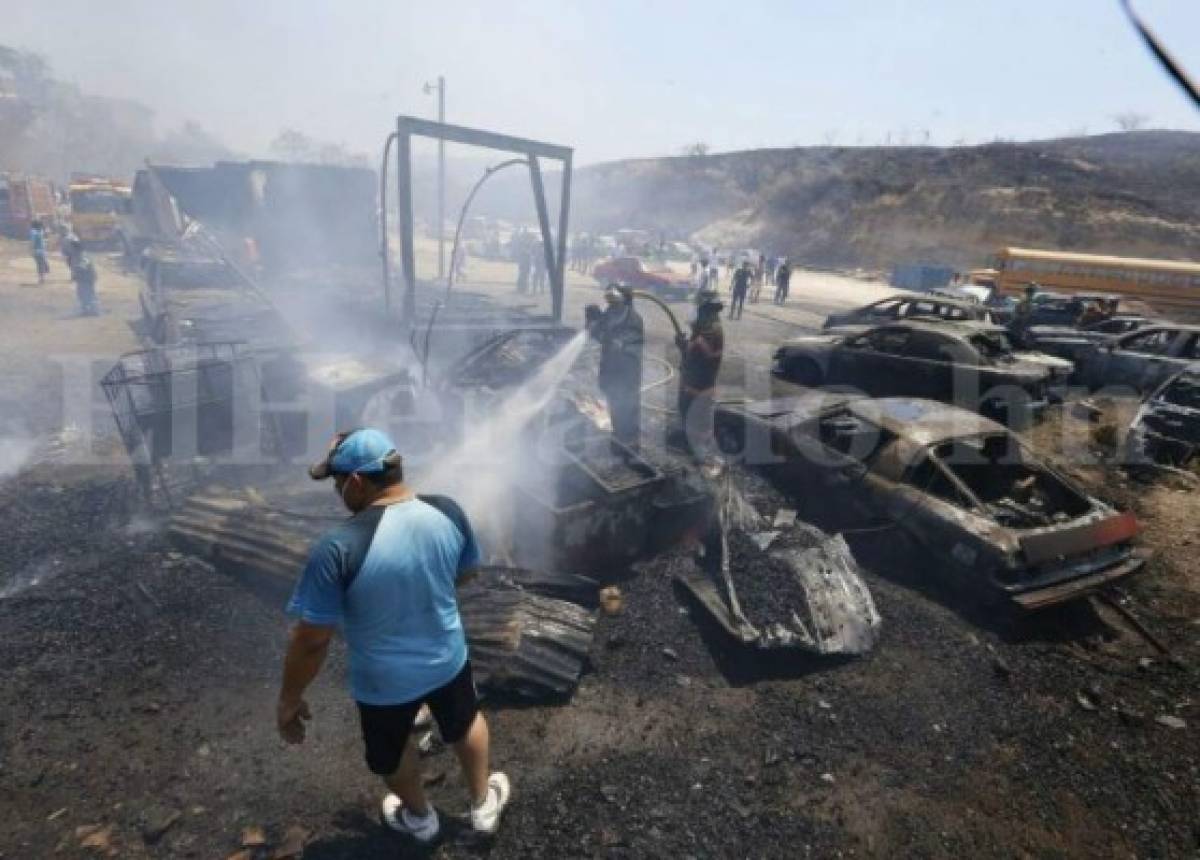 Voraz incendio arrasa con al menos 15 vehículos en colonia Altos de la Peña de la capital