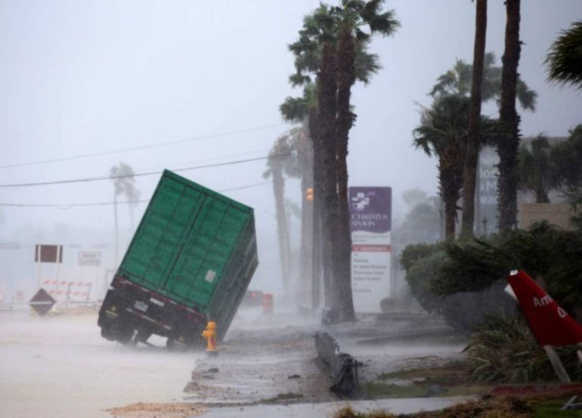 El huracán Harvey empieza a ingresar a Texas