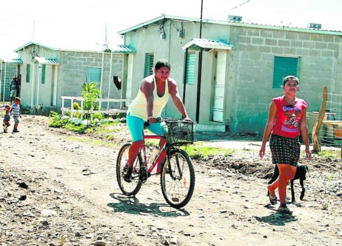 Con ayuda internacional construyen casas en Choluteca