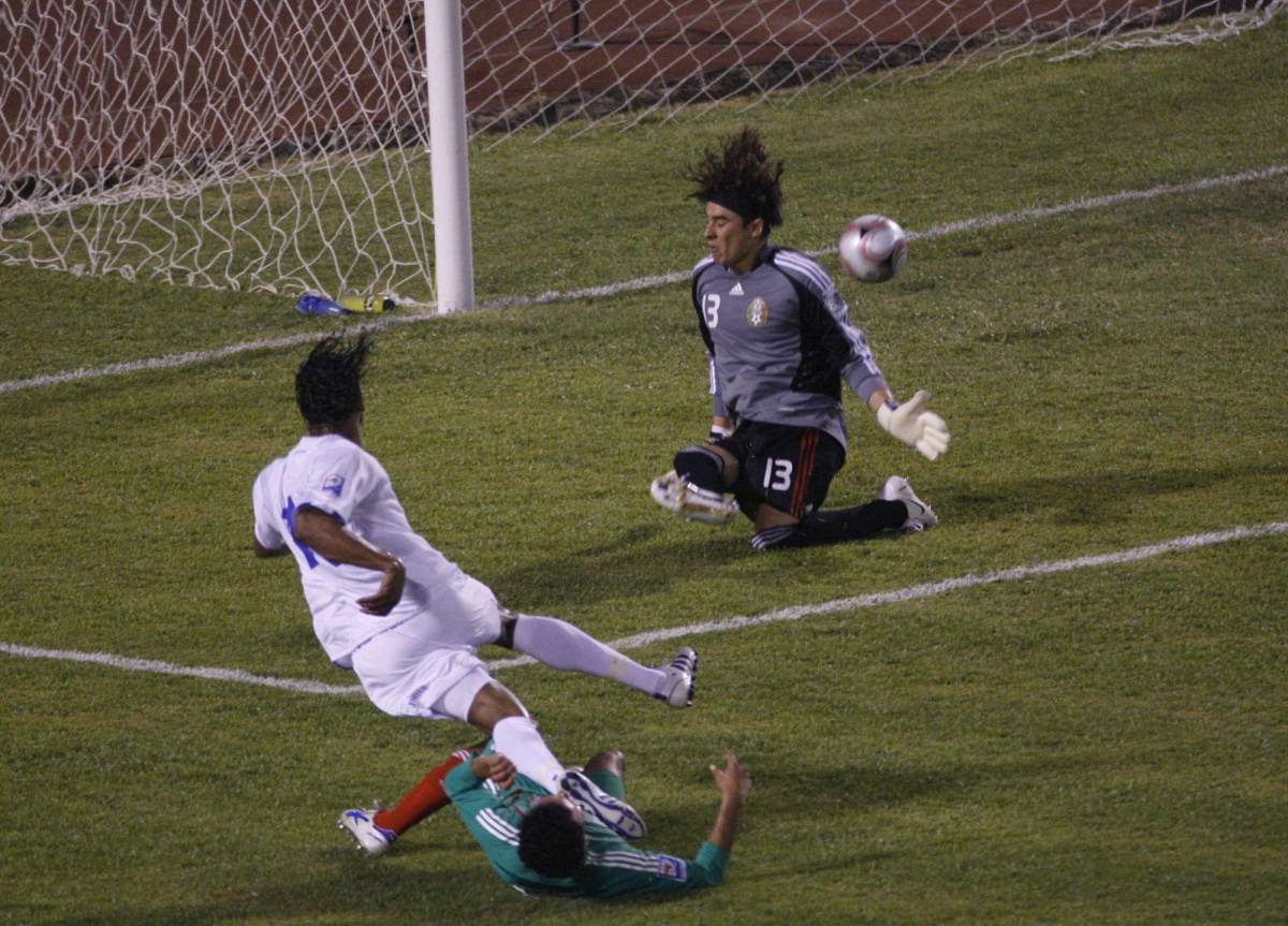 Carlo Costly delantero de la Selección Nacional de Honduras, acción del gol durante el partido contra México por las eliminatorias mundialista Sudáfrica 2010