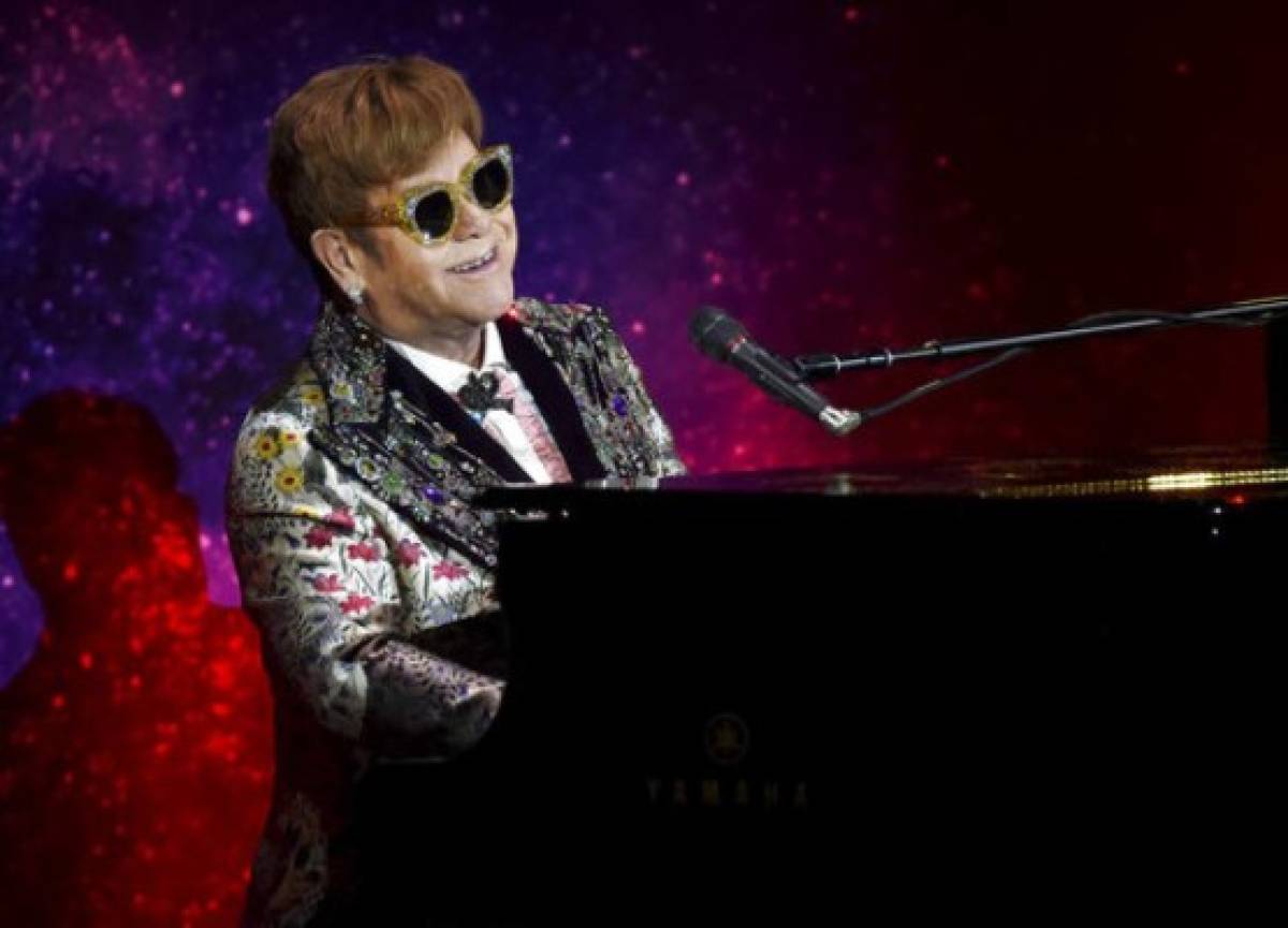 Elton John tocando el piano en una de sus presentaciones. Foto: AP/El Heraldo Honduras.