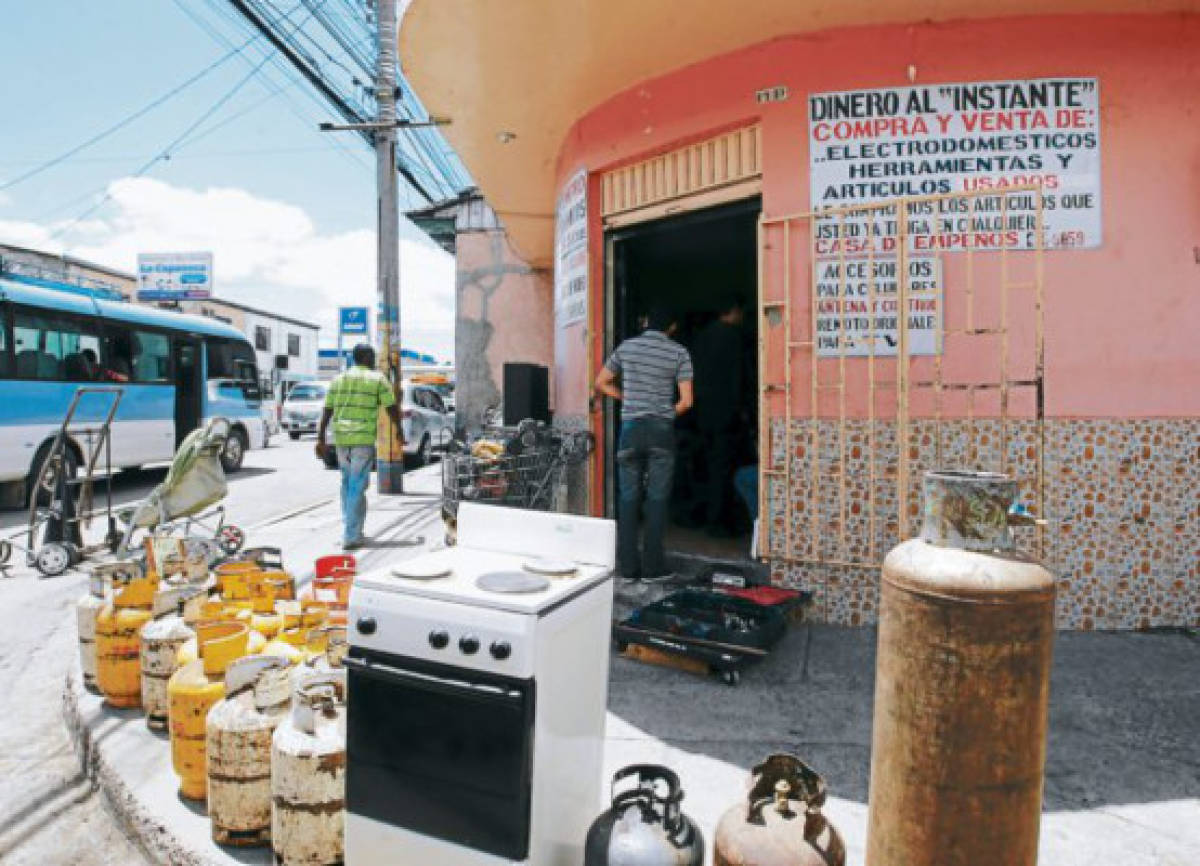 Capitalinos comienzan a invadir las casas de empeño