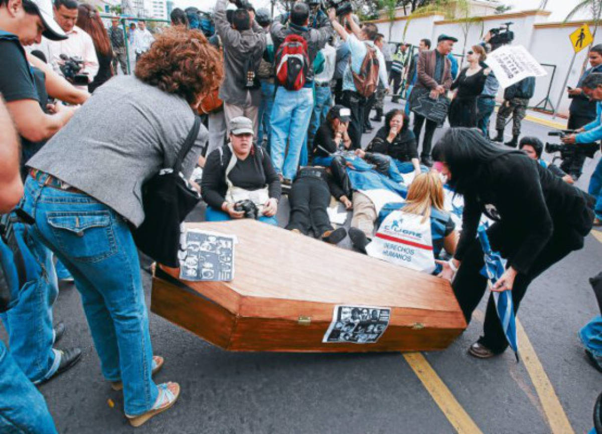 Violento desalojo y gases contra protesta de periodistas frente a Casa Presidencial