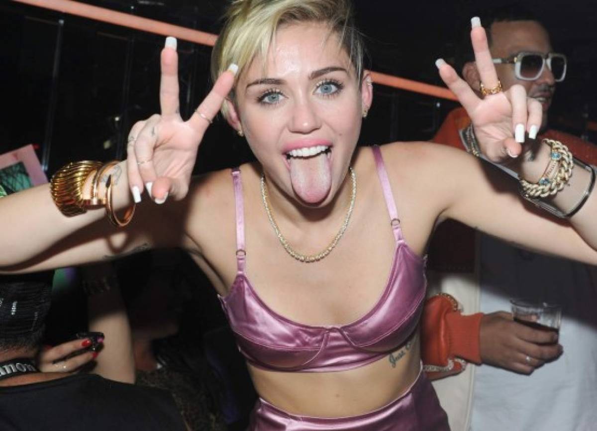 Miley Cyrus .Taylor alega que no tiene necesidad de quitarse la ropa como Miley para vender, y a su vez Cirus se defiende afirmando que es peor hacer uso de la violencia en videos musicales (aludiendo al video de Bad blood, de Taylor).