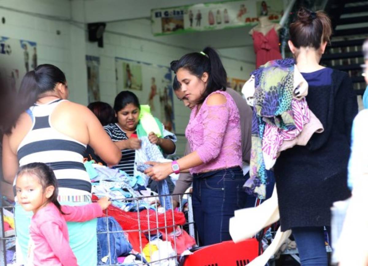 Con L 100 se puede comprar una mudada en tiendas de ropa usada