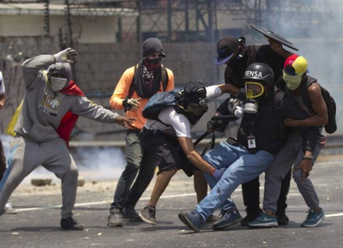 Miembros de la prensa han resultado afectados por los enfrentamientos. Fotos: AP