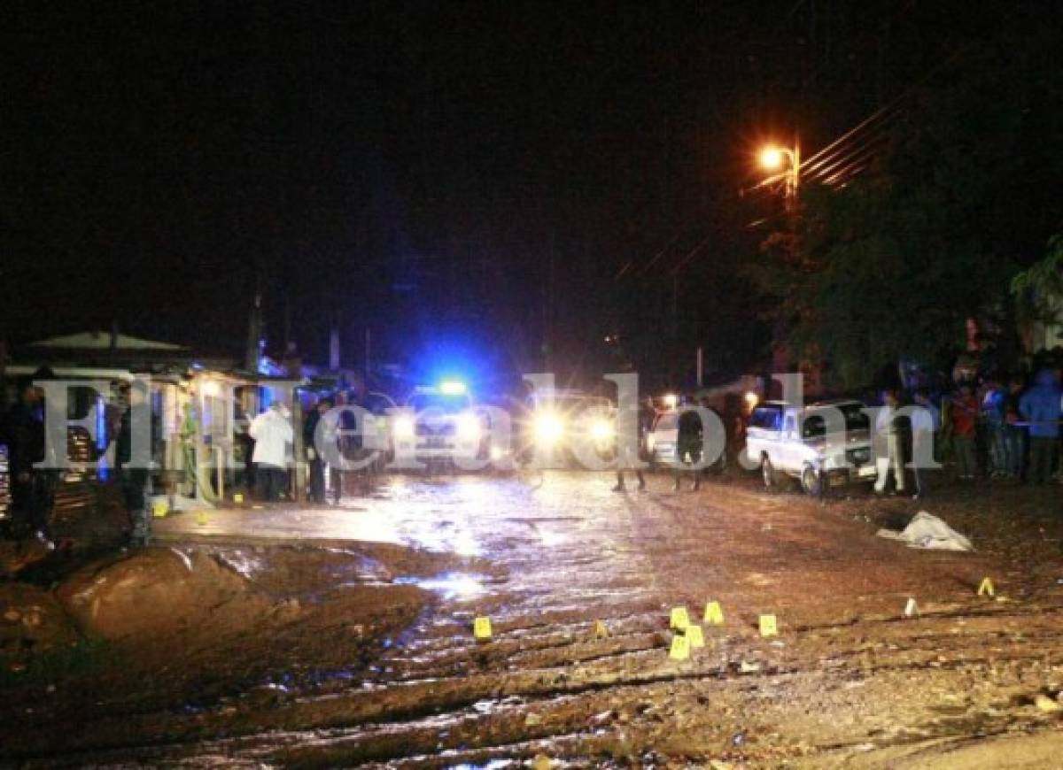 Dos de los cadáveres de las víctimas quedaron en la escena del crimen y otro murió en el trayecto al HEU, foto: El Heraldo/Noticias de Honduras/Sucesos de Honduras/El Heraldo Honduras.