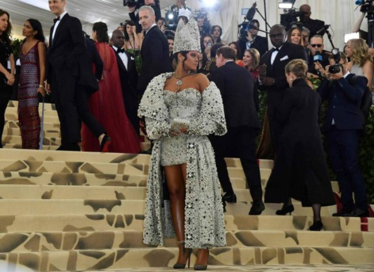 Gala Met 2018: Rihanna usa vestido católico y desata furia por 'blasfemia'