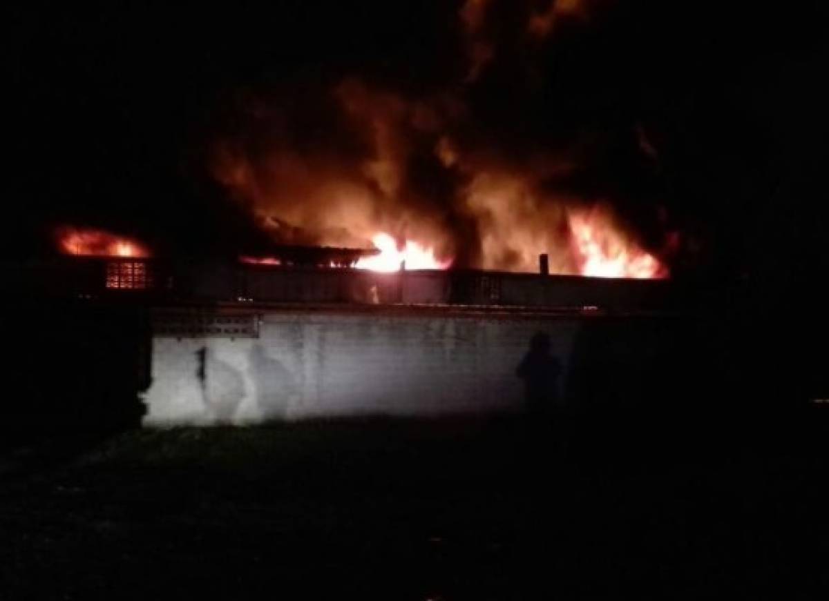 Incendio consume bodega de plásticos en San Pedro Sula