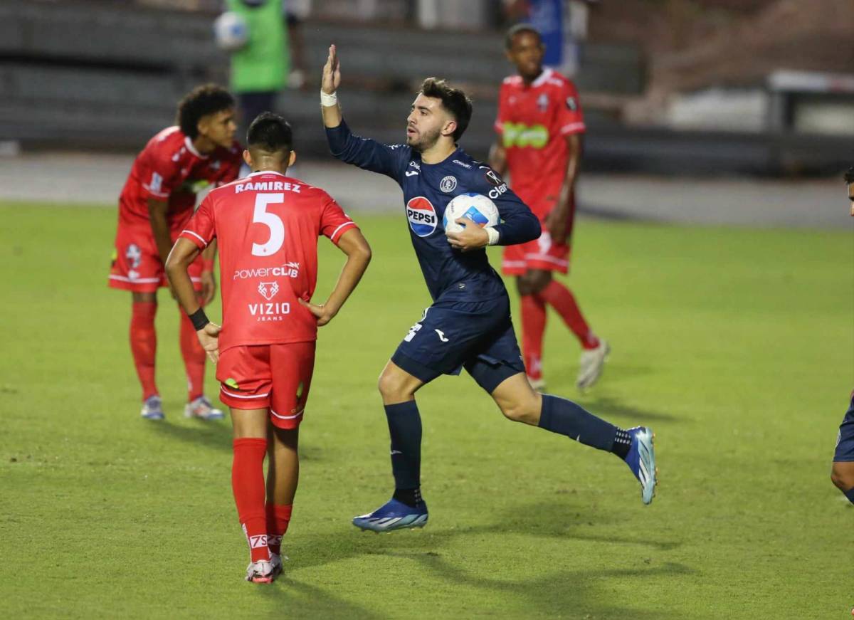 Auzmendi celebrando el primer gol de Motagua en el partido.